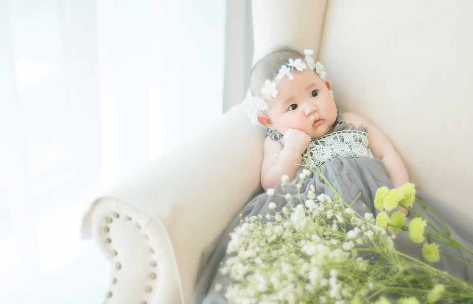 小可爱的宝宝穿上灰色的裙子，戴着花环的她超级的可爱啊，肥嘟嘟的闹到超级萌哟，清新的摄影风格让人看着很是喜欢啊。萌萌滴小可爱你看着喜欢么。萌得小编心都化了~~