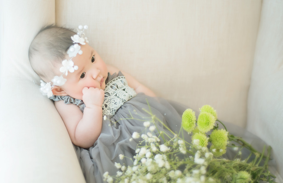 小可爱的宝宝穿上灰色的裙子，戴着花环的她超级的可爱啊，肥嘟嘟的闹到超级萌哟，清新的摄影风格让人看着很是喜欢啊。萌萌滴小可爱你看着喜欢么。萌得小编心都化了~~