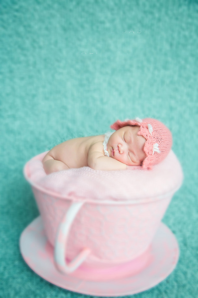 可爱的新生儿图片，萌萌哒小婴儿超级的可爱哟，躺在粉色的杯子上的她粉嫩嫩的，睡着的样子小编看了都觉得软萌至极呢。多么可爱的小萌娃啊，也是一组超级有爱的写真呢~~