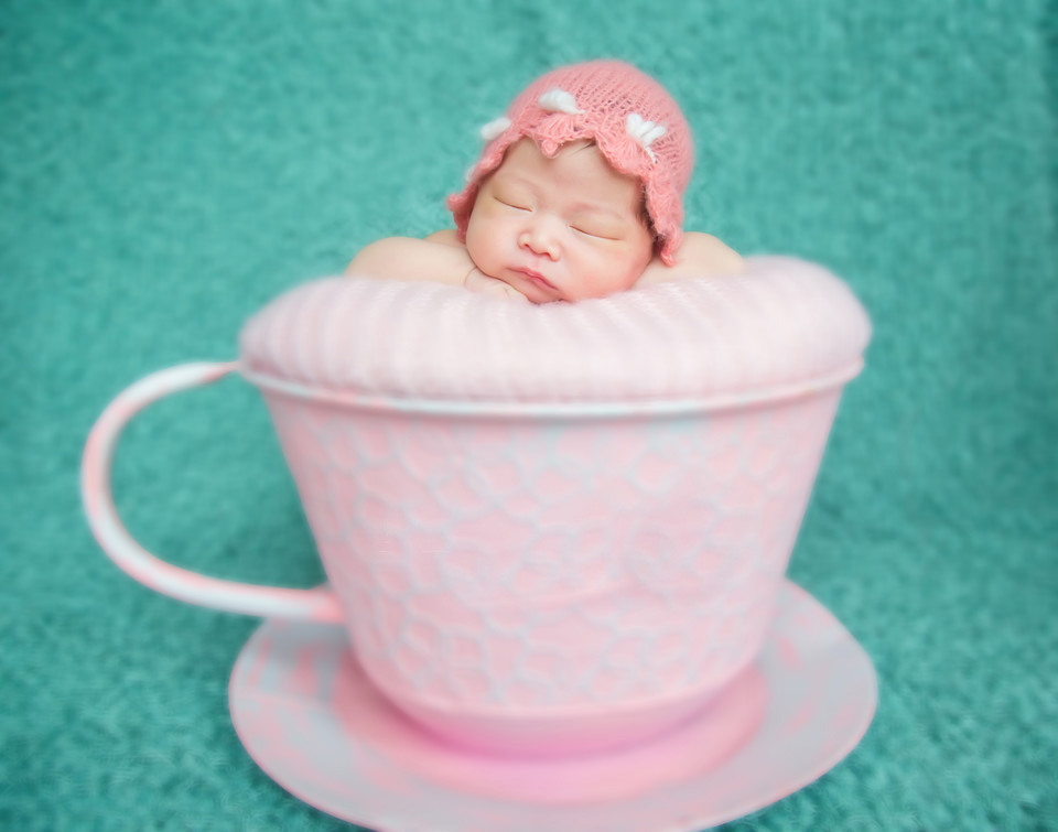 可爱的新生儿图片，萌萌哒小婴儿超级的可爱哟，躺在粉色的杯子上的她粉嫩嫩的，睡着的样子小编看了都觉得软萌至极呢。多么可爱的小萌娃啊，也是一组超级有爱的写真呢~~