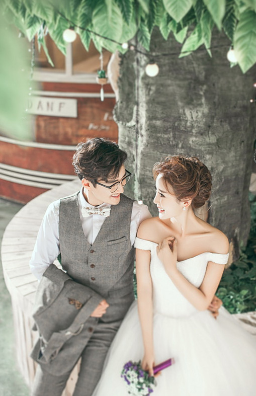 小清新的韩式婚纱摄影风格无比的好看啊，两恋人在树下谈心，画面温馨有爱。女美男帅的搭配无比的养眼啊。无比美好的画面让人看得心醉了。你的婚纱照是什么风格?总之婚纱照都是无比的幸福温馨啊~~
