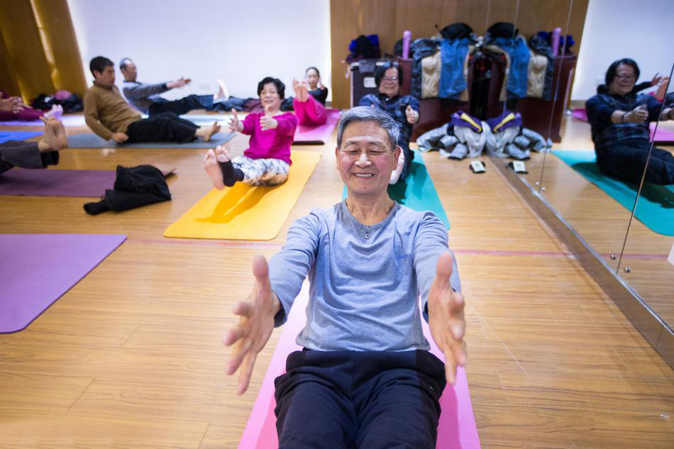 2017年3月15日，浙江省杭州市，乐老师在给学员们上瑜伽课。73岁的“瑜伽爷爷”乐明潮在杭州几个社区里免费开班教瑜伽已经有两年时间了，人气越来越旺。图为老爷爷上课摄影图。