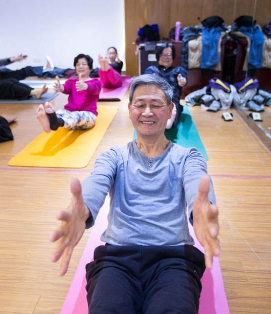 赞！杭州73岁“瑜伽爷爷”免费开班收徒已两年！