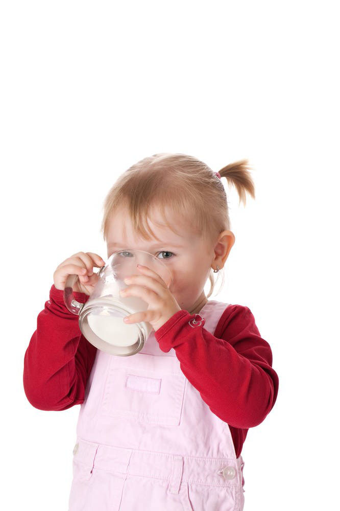 外国小女孩喝牛奶图片，小萝莉拿着一个大杯子喝着牛奶，果然想要快快长大啊，大红色加上粉色，小美女驾驭起来也是毫不费力呢。超级可爱的小萝莉，萌萌哒的她你看着喜欢么~~