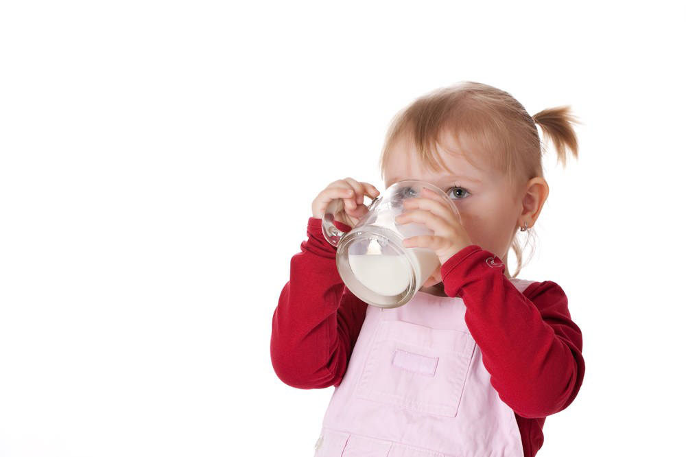 外国小女孩喝牛奶图片，小萝莉拿着一个大杯子喝着牛奶，果然想要快快长大啊，大红色加上粉色，小美女驾驭起来也是毫不费力呢。超级可爱的小萝莉，萌萌哒的她你看着喜欢么~~