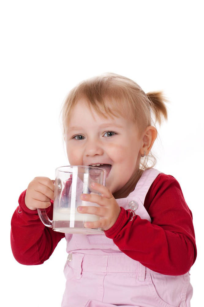 小女孩喝牛奶图片 想要快快长大
