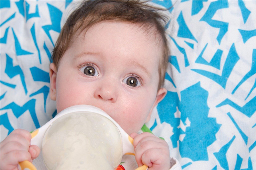 可爱的外国宝宝喝奶粉的样子简直超级的可爱哟，圆滚滚的眼睛，胖嘟嘟的脸蛋，粉嫩嫩的样子超级的惹人怜爱。如此萌萌哒外国婴儿宝宝，甜炸了。