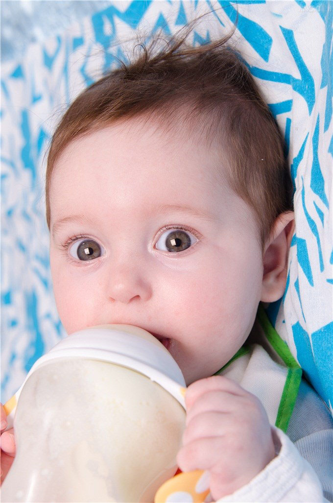 婴儿喝奶粉图片 外国宝宝萌炸天了