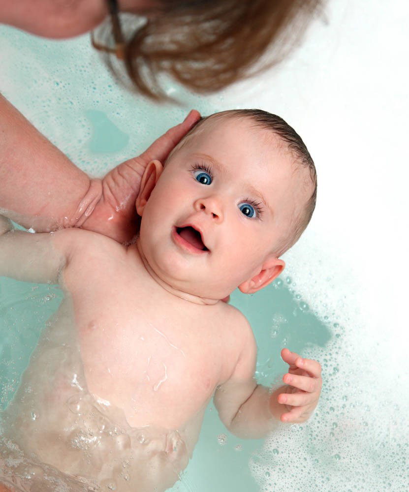 给宝宝洗澡图片 宝宝洗澡心情愉悦至极