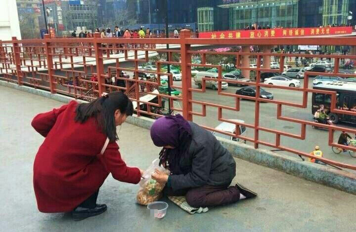3月19日，陕西西安小寨十字天桥上，一名约60岁的妇女跪地乞讨，一名过路女子给了她一袋麻花，过了一会，麻花被她扔进了垃圾桶。而只要有人往碗里放钱，她就会偷偷的把钱揣进兜里。这一过程被人拍了下来。