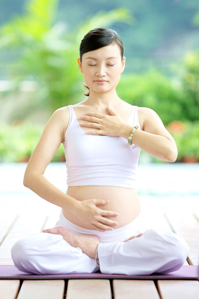 美美的孕妈妈锻炼瑜伽的图片超级的养眼啊。清新的画风，做着简单瑜伽动作的孕妈妈很是好看哟，瑜伽可以使人修身养性，对于浮躁情绪的孕妇也是很有帮助的哟~~