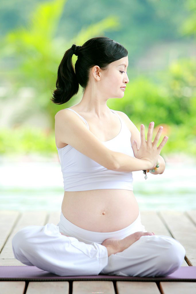 美美的孕妈妈锻炼瑜伽的图片超级的养眼啊。清新的画风，做着简单瑜伽动作的孕妈妈很是好看哟，瑜伽可以使人修身养性，对于浮躁情绪的孕妇也是很有帮助的哟~~