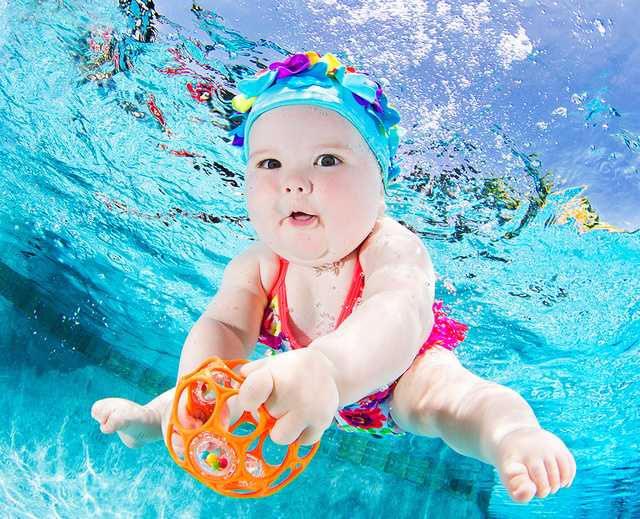 软萌软萌的小宝宝可爱的样子简直超级的逗人欢笑啊，在水下潜水的他们姿势也是醉了，各种表情超级萌，那胖胖的小短腿，小短手，简直无比的可爱哟。如此可爱的婴儿游泳图片，萌哭了~~