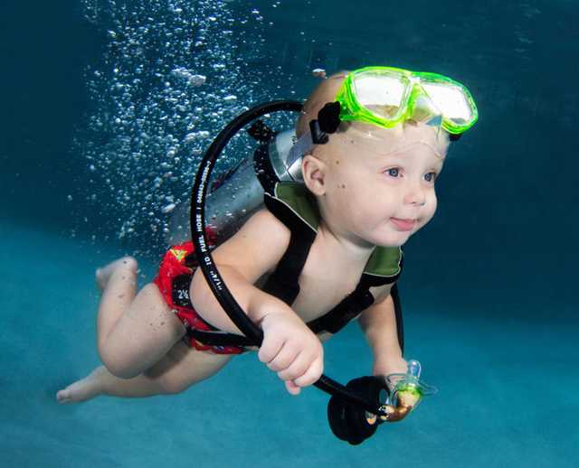 软萌软萌的小宝宝可爱的样子简直超级的逗人欢笑啊，在水下潜水的他们姿势也是醉了，各种表情超级萌，那胖胖的小短腿，小短手，简直无比的可爱哟。如此可爱的婴儿游泳图片，萌哭了~~