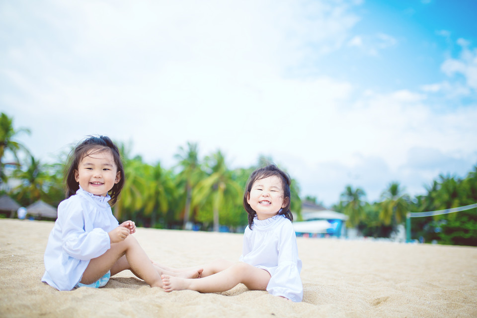 可爱的两个小萌娃看到大海，超开心的她们奔跑在沙滩上，小短腿力量感十足哟，白色的小短裙随海风飞扬着，画面清新养眼。小萌娃那天真可爱的笑容超级的暖心哟~~