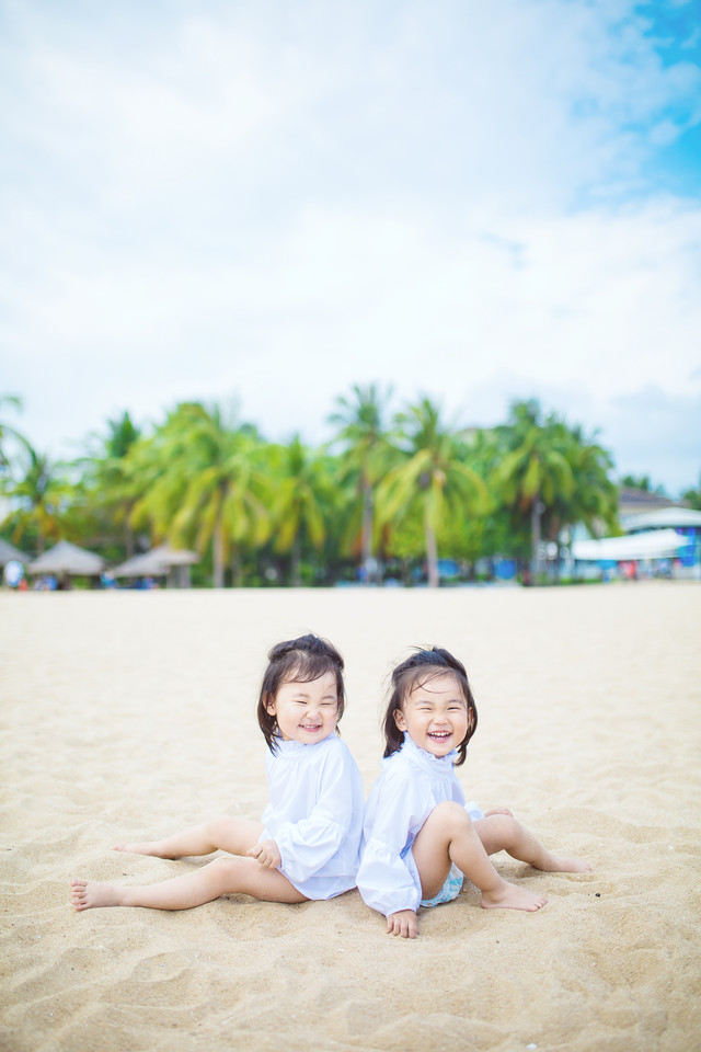 可爱的两个小萌娃看到大海，超开心的她们奔跑在沙滩上，小短腿力量感十足哟，白色的小短裙随海风飞扬着，画面清新养眼。小萌娃那天真可爱的笑容超级的暖心哟~~