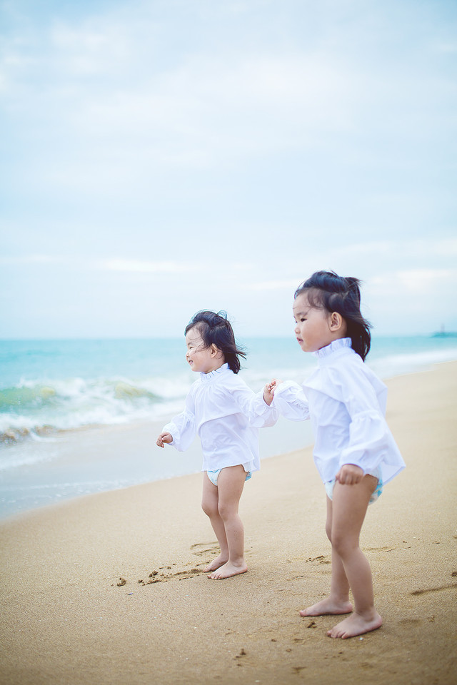 两姐妹第一次见大海 满沙滩狂奔超开心