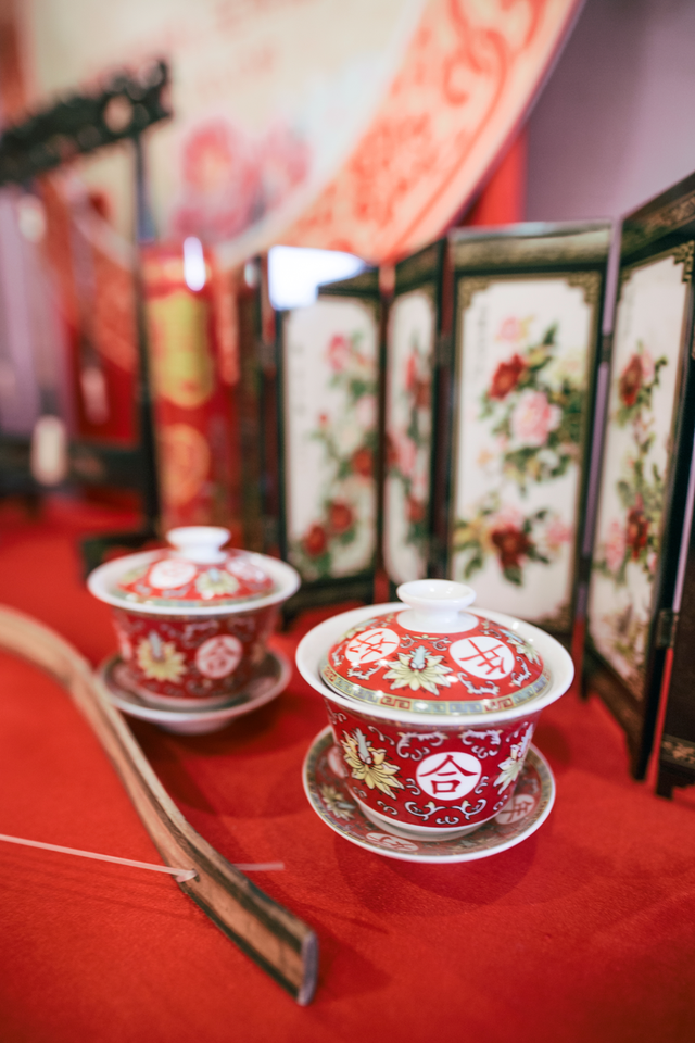 中式婚礼给人浓浓的中国风，喜庆的图片非常的幸福美好，新娘俏皮搞怪的模样让婚礼看着简直无比的具有活力。到处都是红色让人沉浸其中。