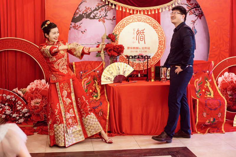 中式婚礼给人浓浓的中国风，喜庆的图片非常的幸福美好，新娘俏皮搞怪的模样让婚礼看着简直无比的具有活力。到处都是红色让人沉浸其中。
