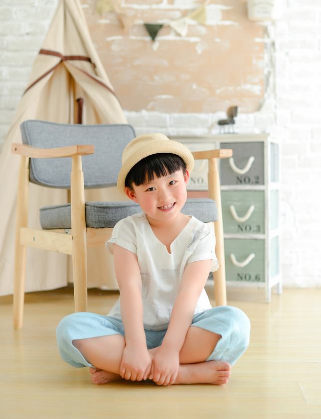 小男孩韩系清新风格写真，西瓜头的他很是可爱哟，白色的上衣加上蓝色的裤子，萌萌哒的他有一点帅气呢，如此可爱的萌娃写真风格也是超级赞哟~~
