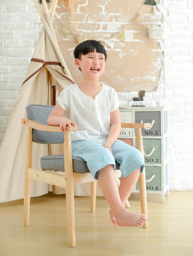 小男孩韩系清新风格写真，西瓜头的他很是可爱哟，白色的上衣加上蓝色的裤子，萌萌哒的他有一点帅气呢，如此可爱的萌娃写真风格也是超级赞哟~~