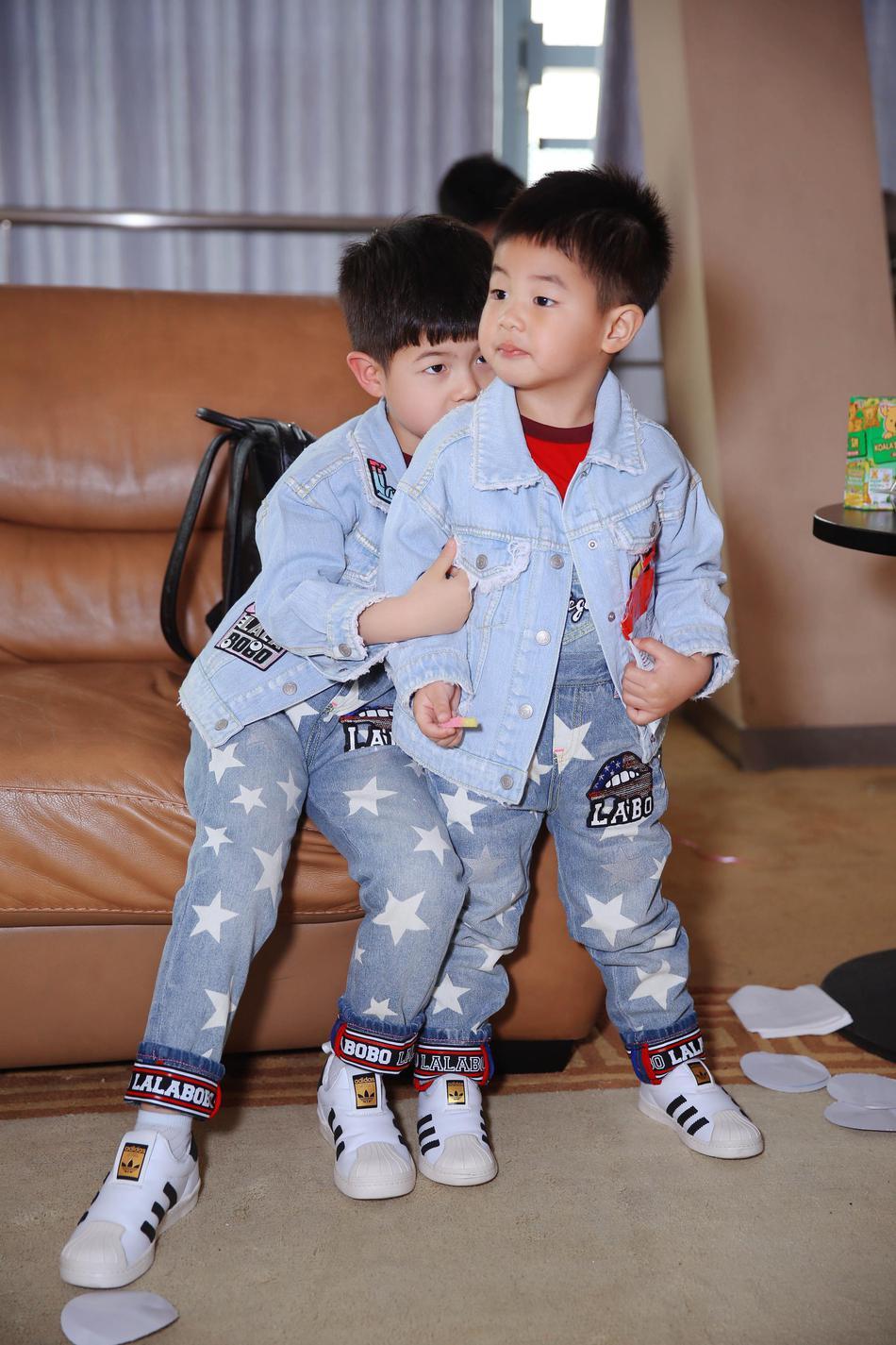 《妈超》安吉小鱼儿兄弟俩身挂气球显得超小只，配上小烟嗓反差萌，还在现场开启“气球争夺战”，和包文婧女儿包饺子妹妹玩起了气球“比高高”， 马雅舒一双混血宝宝镜头感十足。期待妈妈是超人2的播出~~