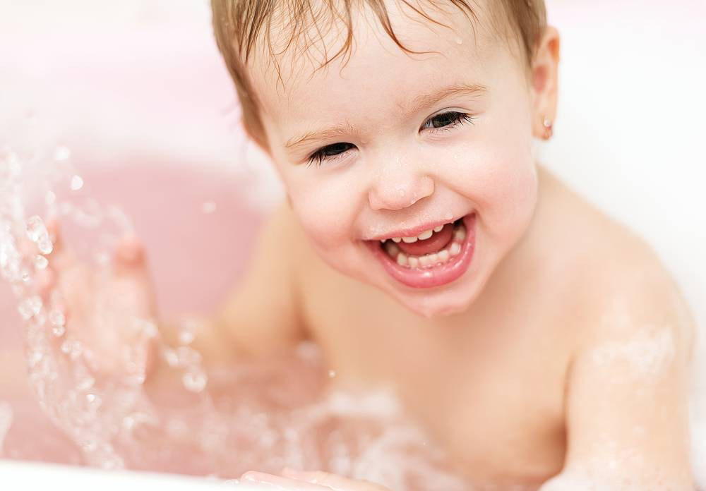 可爱的宝宝洗澡图片，萌萌哒可爱萌娃洗澡的图片可爱啊。赤裸着上身，小小的身子淹没在浴盆里，萌萌哒可爱宝宝可人至极哟。全身泡泡的小宝宝天真可爱的笑，简直让人沉醉呢~~