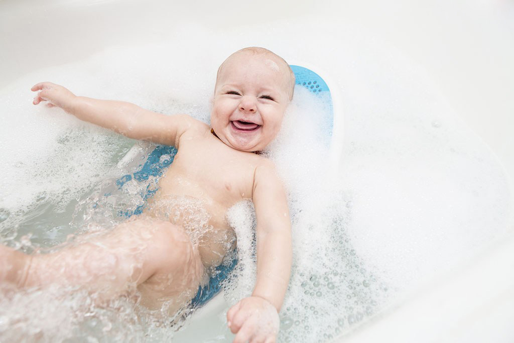 可爱宝宝洗澡图片 满身泡泡无比软萌