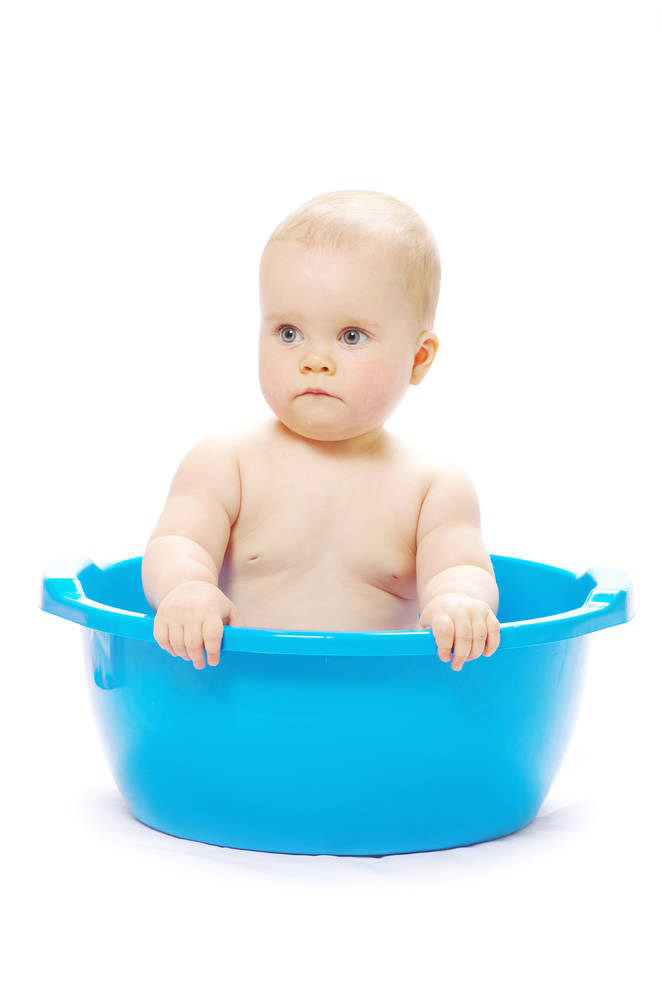 胖胖的萌萌哒可爱宝宝坐在浴盆的样子简直超级的可爱啊，蓝色的浴盆包裹着胖胖的身躯，一身白嫩嫩的样子简直很是可爱哟。外国宝宝坐在浴盆里认真玩耍的样子小编看了都好喜欢呢。无比的清新养眼哟~~