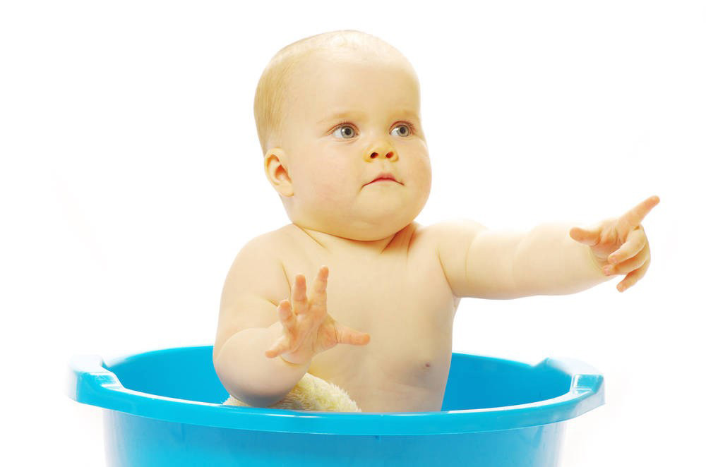 胖胖的萌萌哒可爱宝宝坐在浴盆的样子简直超级的可爱啊，蓝色的浴盆包裹着胖胖的身躯，一身白嫩嫩的样子简直很是可爱哟。外国宝宝坐在浴盆里认真玩耍的样子小编看了都好喜欢呢。无比的清新养眼哟~~
