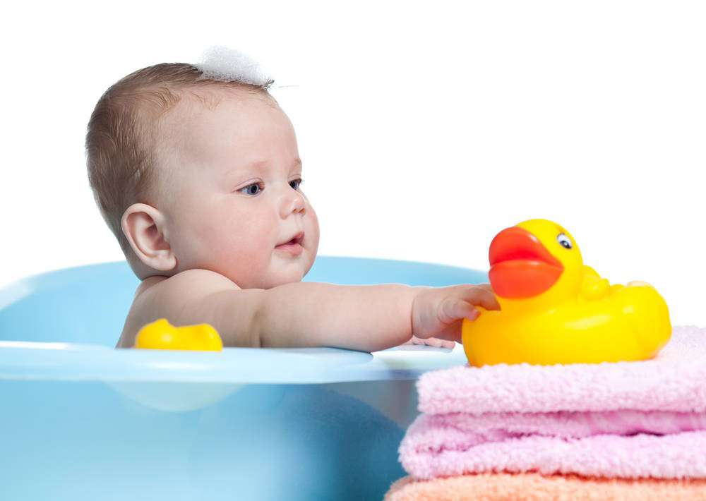 萌萌哒外国宝宝坐在蓝色的浴盆里，加上几只可爱的小黄鸭，软萌萌的外国宝宝那可爱样子简直无比的撩人啊。各种可爱的表情天真迷人。画面童趣无比，可爱的小萌娃简直棒棒哒~~