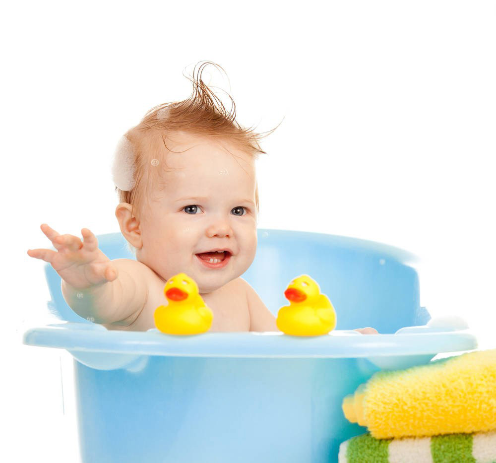 萌萌哒外国宝宝坐在蓝色的浴盆里，加上几只可爱的小黄鸭，软萌萌的外国宝宝那可爱样子简直无比的撩人啊。各种可爱的表情天真迷人。画面童趣无比，可爱的小萌娃简直棒棒哒~~