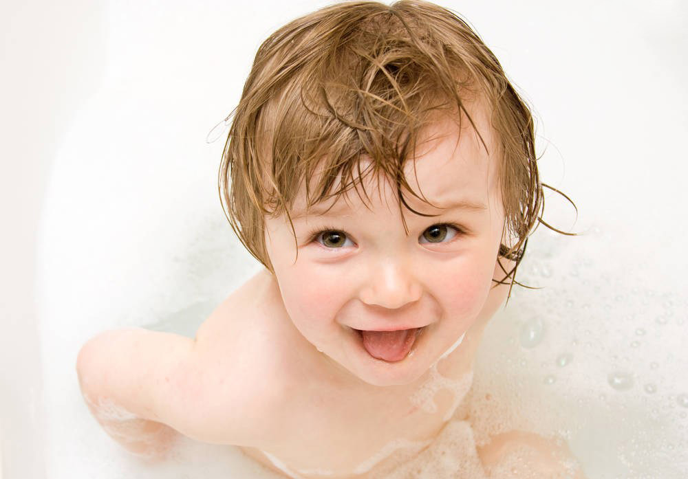 宝宝洗澡时那欢乐的神情，简直让人看了超级的喜欢啊。软萌萌的样子，大眼睛，小脸蛋，娇嫩的肌肤。如此粉嫩可爱的小萌娃简直让人无比的喜欢啊。白净可爱的他你看着喜欢么~~洗澡那快乐的样子小编看着也是很有趣哟~~