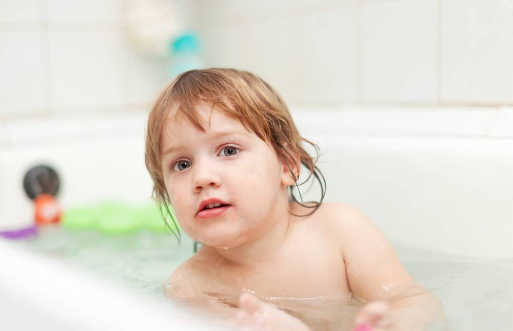 可爱的女宝宝洗澡图片，泳池里嬉闹的外国宝宝很是可爱啊。软萌至极的样子无比的讨人喜欢啊。浴缸里漂浮着各种可爱的小物件，笑容天真活泼可爱的她看起来超级爱玩水呢~~你家的宝宝洗澡是什么样子的?