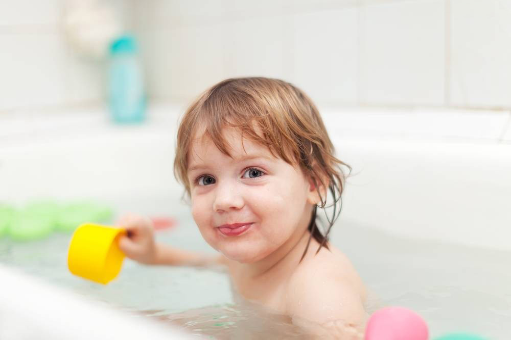 可爱的女宝宝洗澡图片，泳池里嬉闹的外国宝宝很是可爱啊。软萌至极的样子无比的讨人喜欢啊。浴缸里漂浮着各种可爱的小物件，笑容天真活泼可爱的她看起来超级爱玩水呢~~你家的宝宝洗澡是什么样子的?