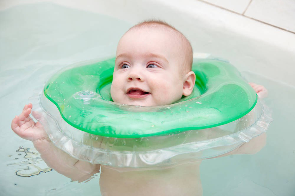 脖子上戴着游泳圈的宝宝超级的可爱啊，小小的身体漂浮在浴缸里，露出一个大大的圆脑袋，那咧嘴的笑容，那小胖手漂浮着，简直巨无敌可人啊~~如此无比萌的宝宝你看醉了么~~笑容真心的有感染力~~