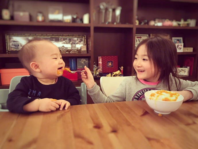 3月22日，李小鹏妻子在微博晒出奥莉给弟弟喂饭的照片，奥莉张着嘴让弟弟吃饭，之后自己也笑了，笑容灿烂。如此有爱的画面超级的赞啊，奥莉姐姐力十足~~
