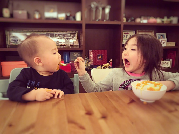 3月22日，李小鹏妻子在微博晒出奥莉给弟弟喂饭的照片，奥莉张着嘴让弟弟吃饭，之后自己也笑了，笑容灿烂。如此有爱的画面超级的赞啊，奥莉姐姐力十足~~