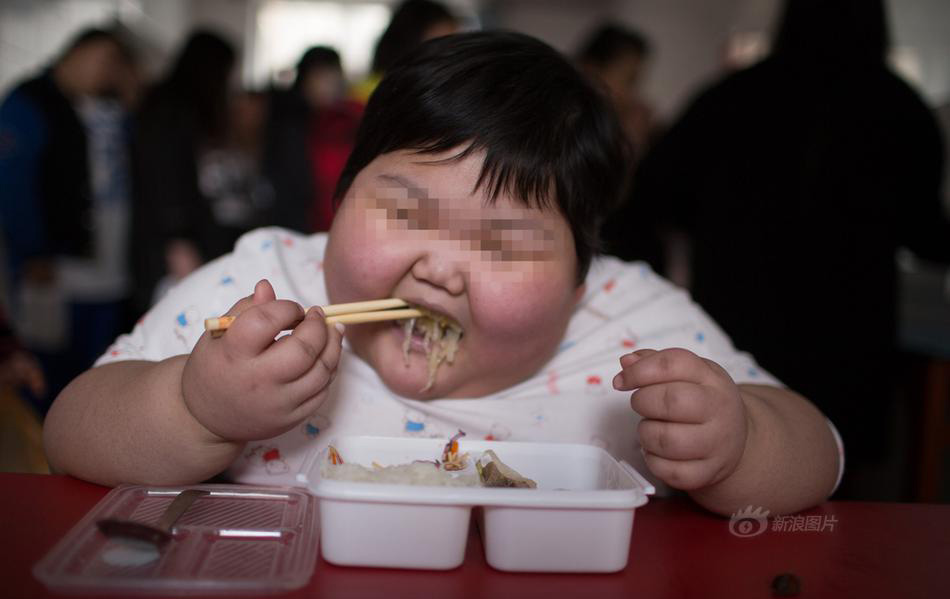 七岁娃4年暴涨120斤 为减肥花光近百万家财