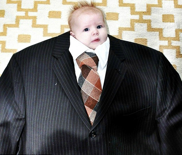 摄影师伊拉娜·威尔斯在其创建的著名育儿博客中刊登了一组婴儿身着承认西装并佩戴领带大摆造型的超萌图集，随即引爆了“婴儿制服”(Baby Suiting)的热潮，莫名的萌~