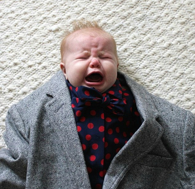 摄影师伊拉娜·威尔斯在其创建的著名育儿博客中刊登了一组婴儿身着承认西装并佩戴领带大摆造型的超萌图集，随即引爆了“婴儿制服”(Baby Suiting)的热潮，莫名的萌~
