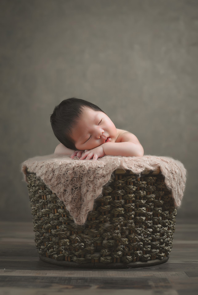 超级可爱的新生儿宝宝萌照，安静睡觉的他让人感觉世界很是安静啊。躺在篮子上的小萌娃无比的可爱呢。精致可爱的篮子，可爱的小帽子，可爱的小脸蛋，都是那么的吸引人。新生儿可爱写真照，你家的宝宝也拍了么?