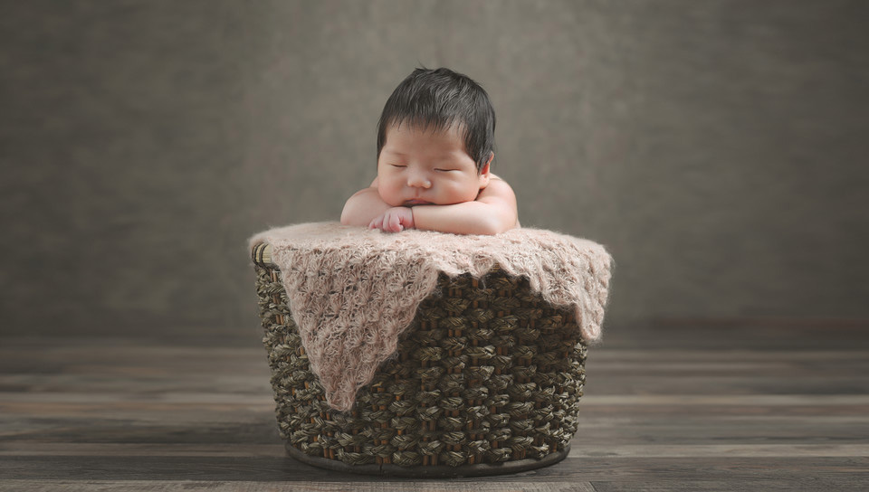 超级可爱的新生儿宝宝萌照，安静睡觉的他让人感觉世界很是安静啊。躺在篮子上的小萌娃无比的可爱呢。精致可爱的篮子，可爱的小帽子，可爱的小脸蛋，都是那么的吸引人。新生儿可爱写真照，你家的宝宝也拍了么?