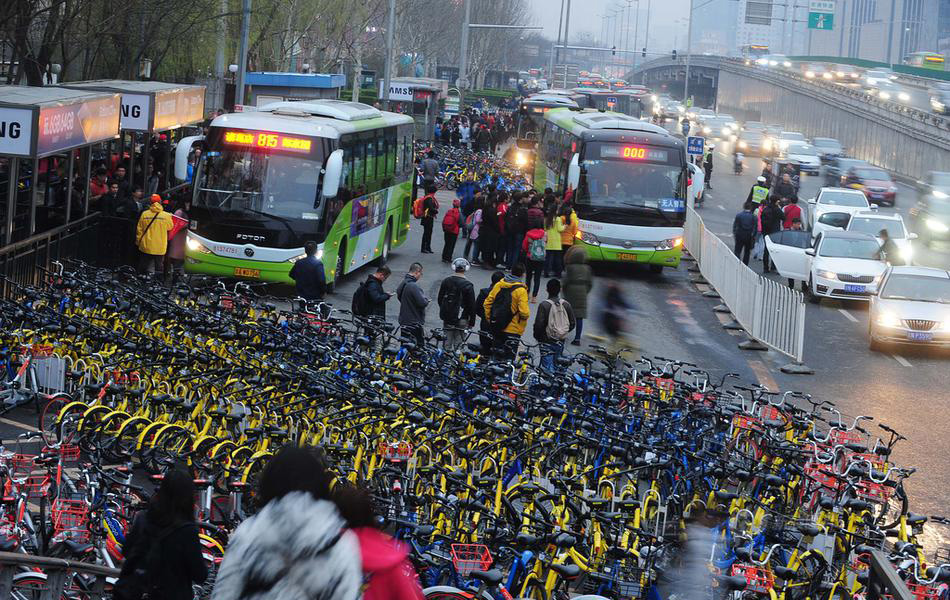 关于共享单车的出现，一直存在两种声音。一种是共享单车乱停放影响交通，另一种是共享单车让人们感到方便。近日，位于北京大望桥东侧的公交车站被上千辆共享单车“围困”。上千辆共享单车停放在公交站牌，使得公交无法正常通行，看图感受一下~~