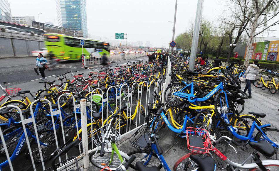 关于共享单车的出现，一直存在两种声音。一种是共享单车乱停放影响交通，另一种是共享单车让人们感到方便。近日，位于北京大望桥东侧的公交车站被上千辆共享单车“围困”。上千辆共享单车停放在公交站牌，使得公交无法正常通行，看图感受一下~~