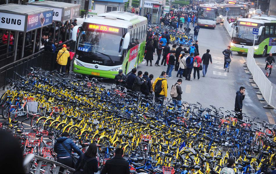 共享单车乱停放 北京上千共享单车围住公交车站