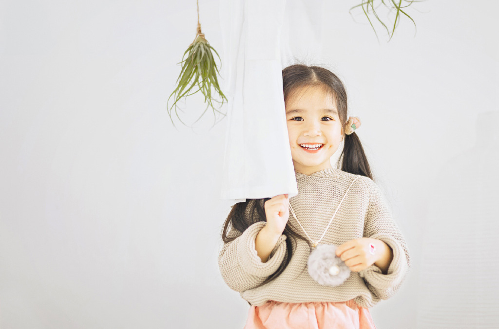 日系小女孩天真可爱的笑容感染力十足哟，小小年纪头发就很长了，暖色调的日系写真，女孩子那活泼天真的笑容让人觉得很是美好。可爱的小女孩眯着眼睛的样子无比甜美哟~~