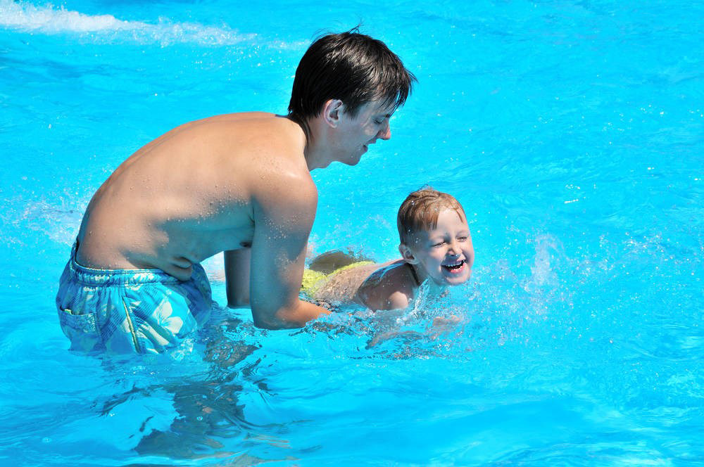 老爸跟孩子泳池玩耍的画面在夏天可是并不少见啊。清澈的水池旁，爸爸抱起儿子，超级有爱的画面无比的赞呢。帅气的爸爸跟萌娃同框也是一道亮丽的风景线啊~~