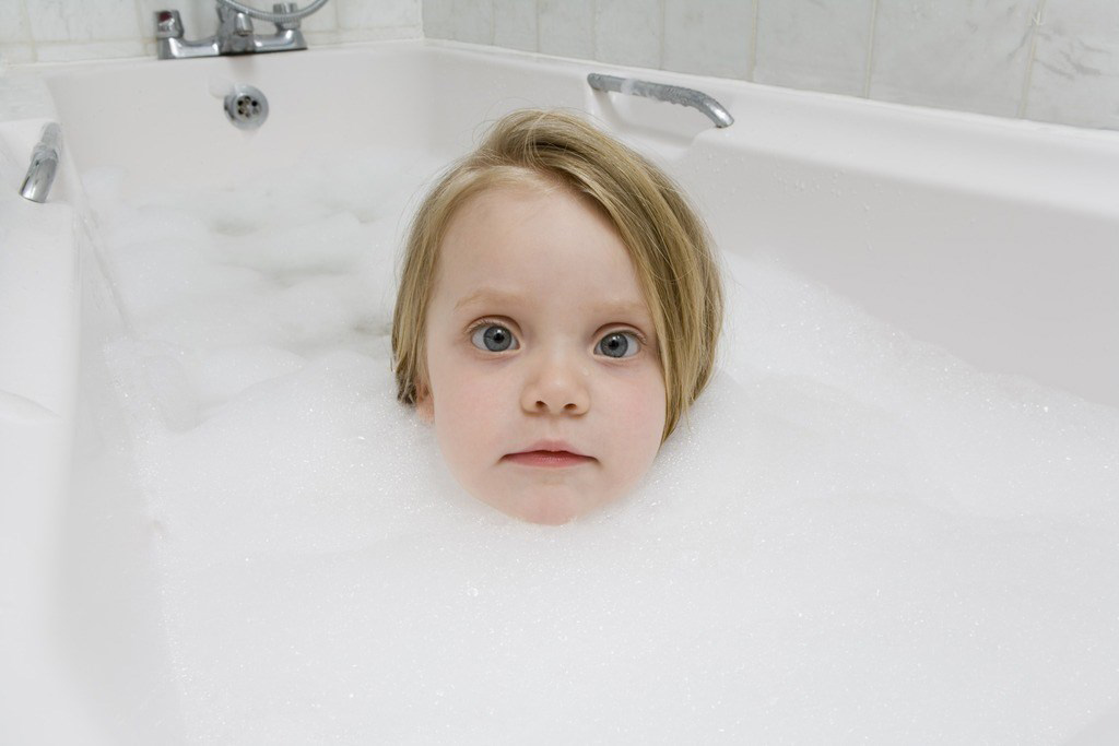 你家里的浴缸是不是宝宝娱乐新天地，爱玩水的宝宝肯定很喜欢在浴缸泡澡吧，满满浴缸的泡沫画面天真无比，那个头顶泡泡，或是满身泡泡的宝宝是不是惊艳到你了·~~