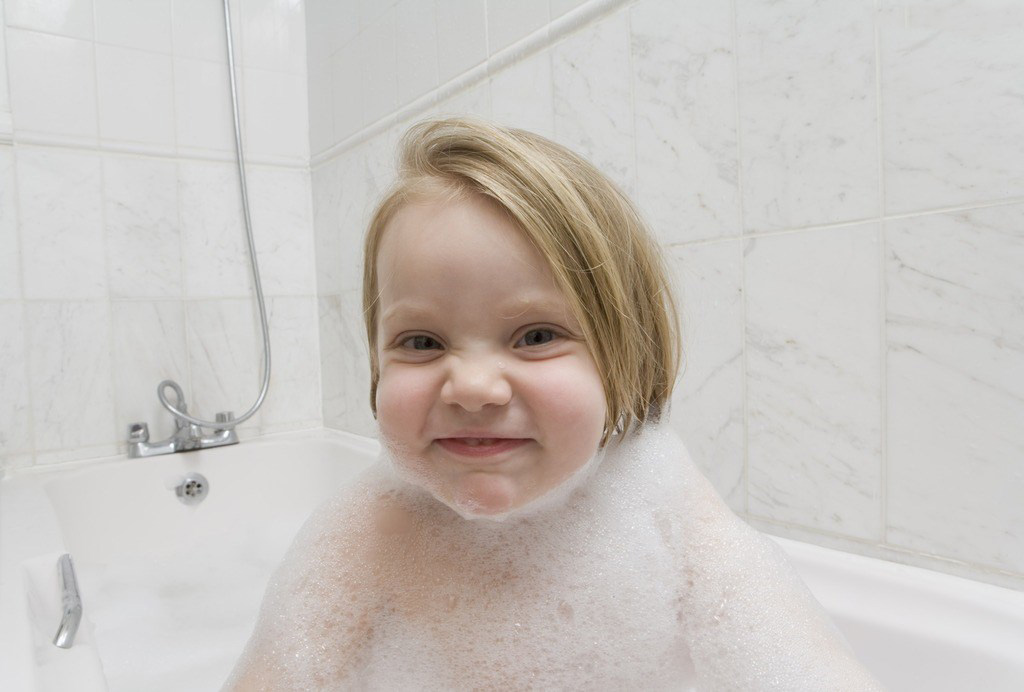 你家里的浴缸是不是宝宝娱乐新天地，爱玩水的宝宝肯定很喜欢在浴缸泡澡吧，满满浴缸的泡沫画面天真无比，那个头顶泡泡，或是满身泡泡的宝宝是不是惊艳到你了·~~